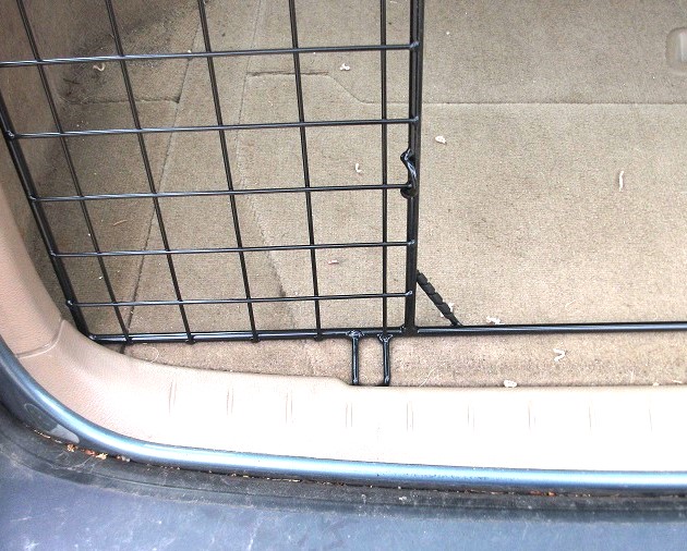 Volvo-V70-2000-2007-TAILGATEGUARD3 bottom.JPG